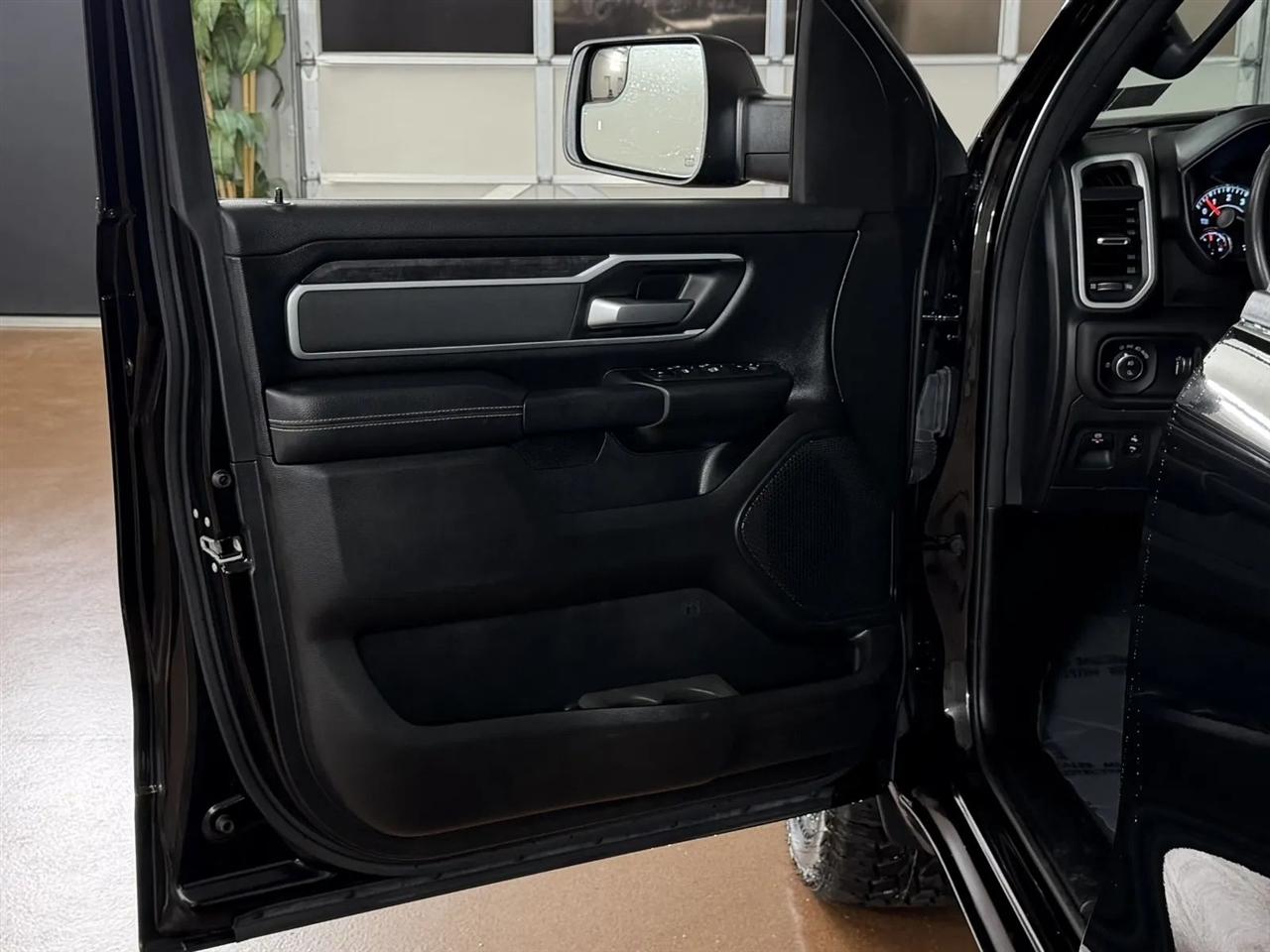 RAM 1500 Big Horn Crew Cab SWB 4WD 2023