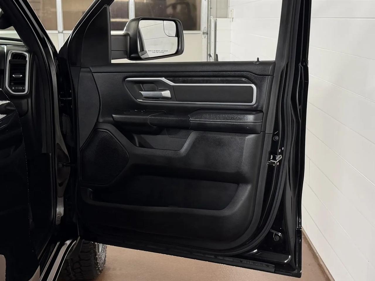 RAM 1500 Big Horn Crew Cab SWB 4WD 2023