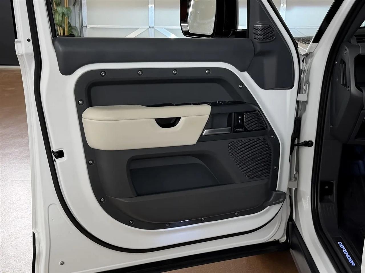 Land Rover Defender 110 X-Dynamic SE 2024