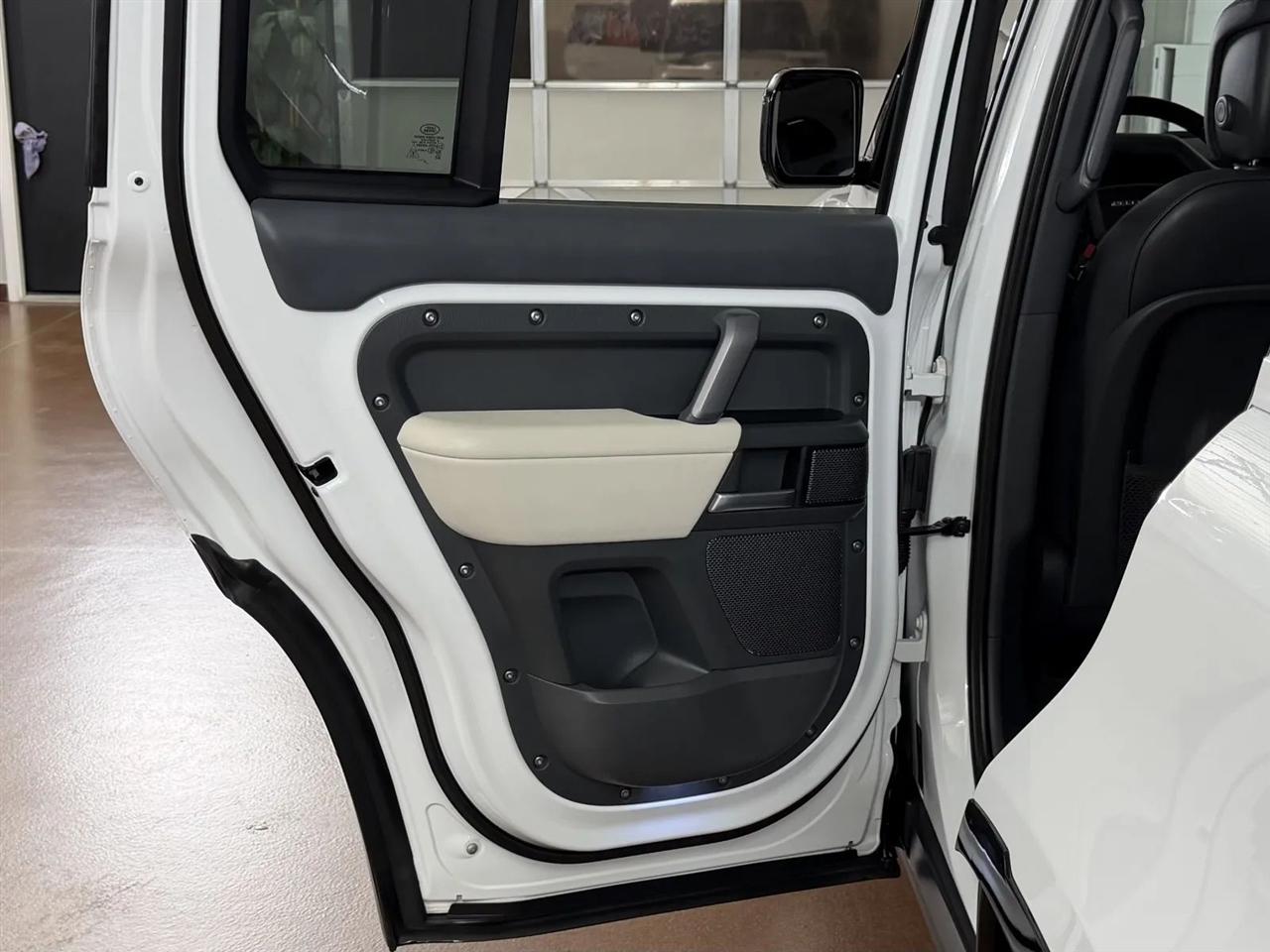Land Rover Defender 110 X-Dynamic SE 2024
