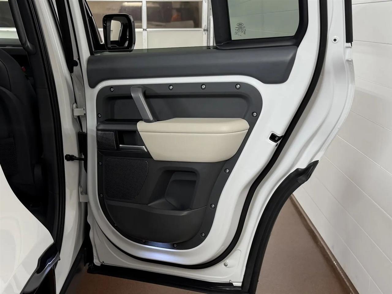 Land Rover Defender 110 X-Dynamic SE 2024
