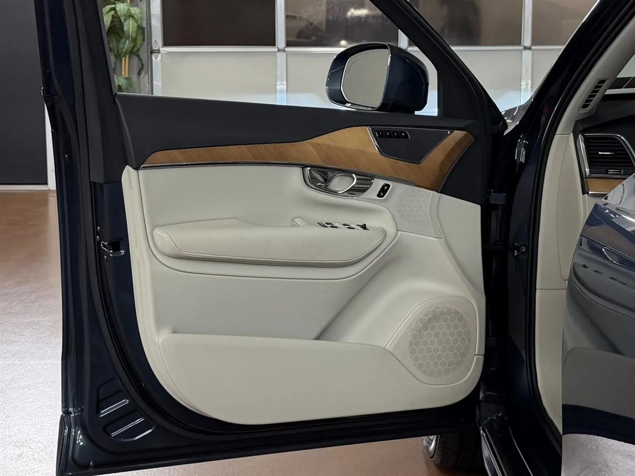 Volvo XC90 T6 Momentum AWD 2021