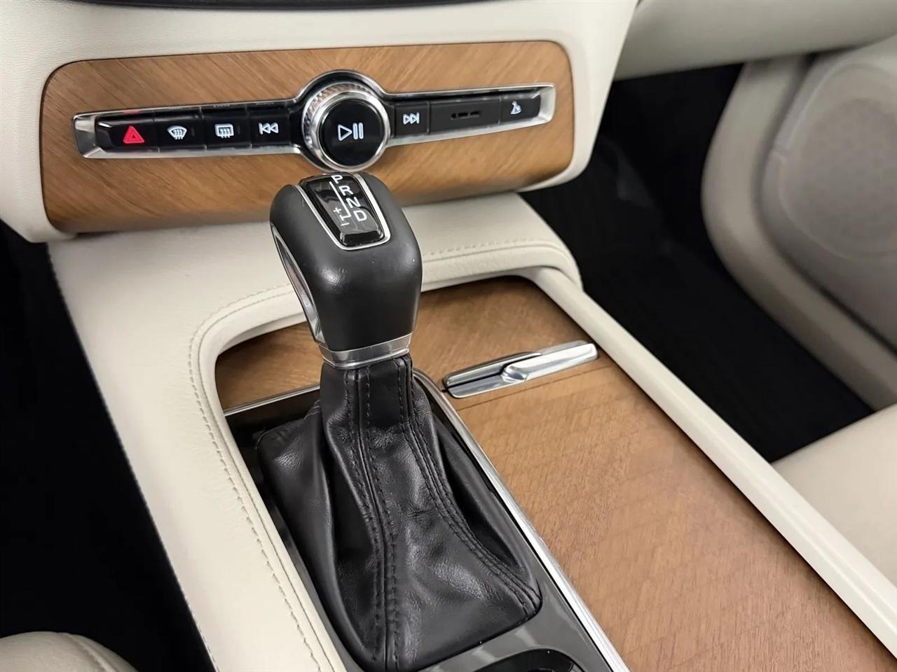 Volvo XC90 T6 Momentum AWD 2021