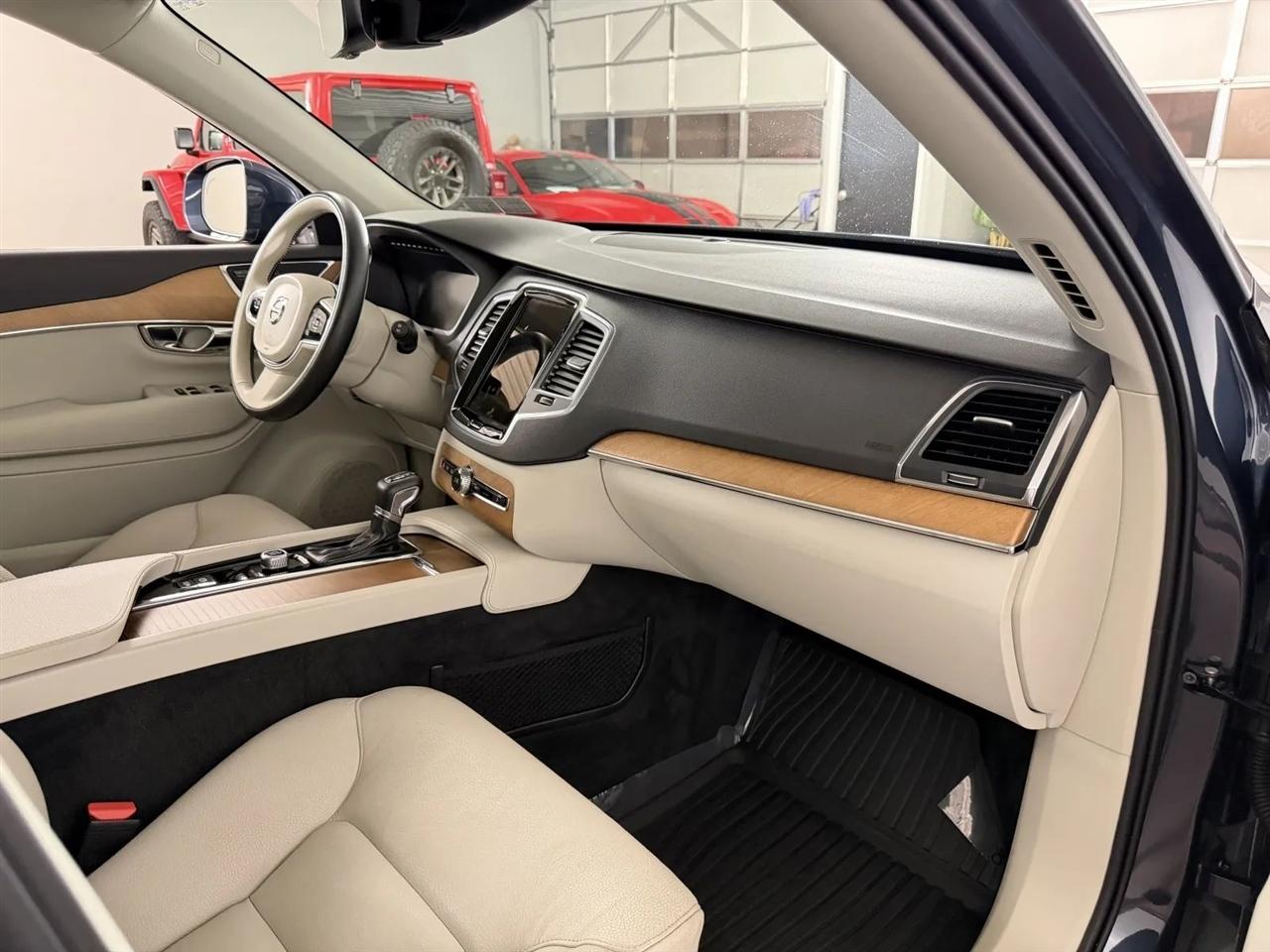 Volvo XC90 T6 Momentum AWD 2021