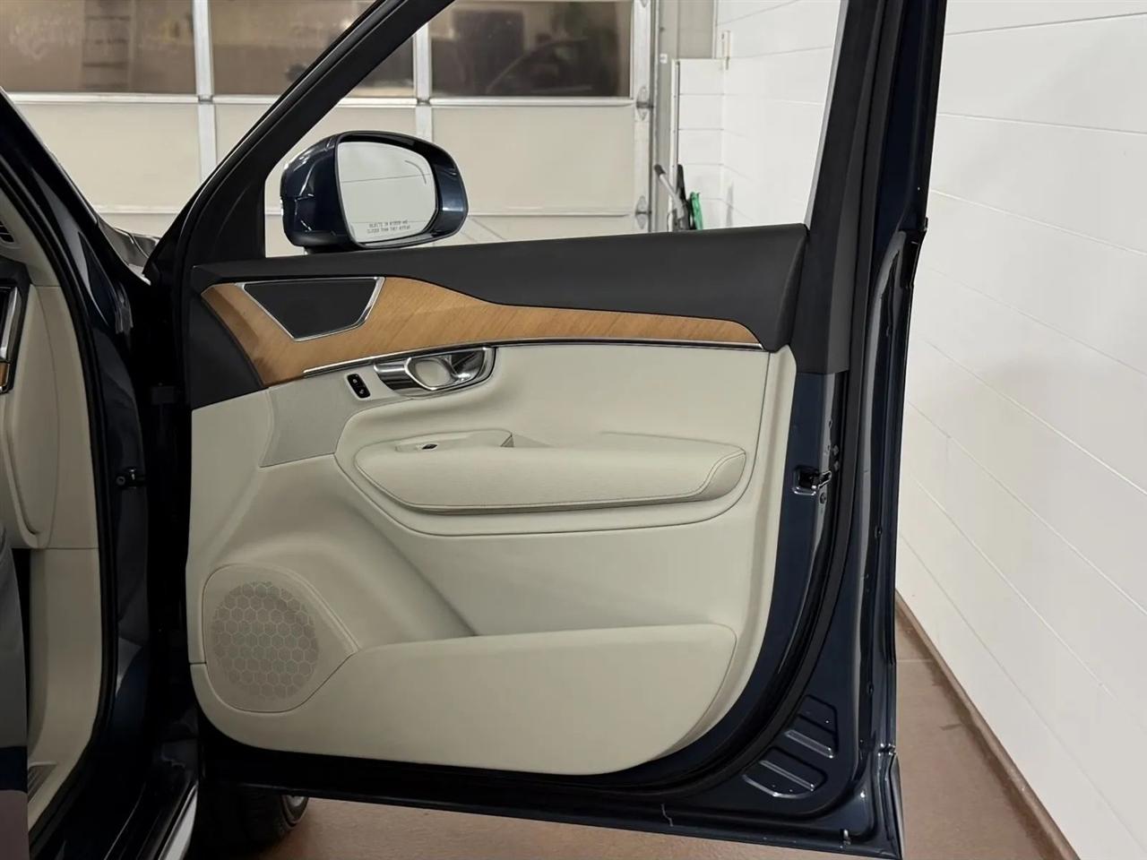 Volvo XC90 T6 Momentum AWD 2021