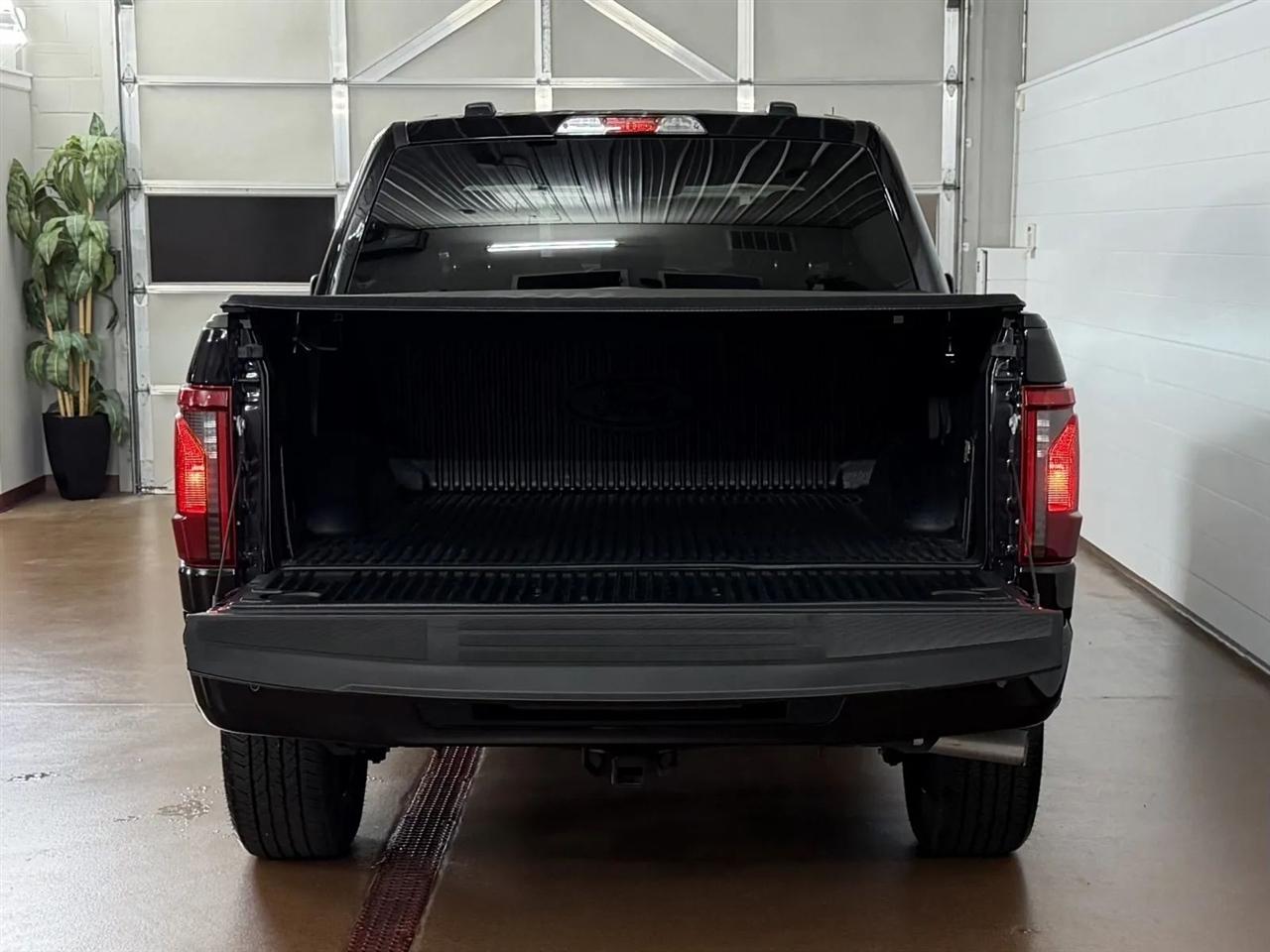 Ford F-150 STX SuperCrew 4WD 2025