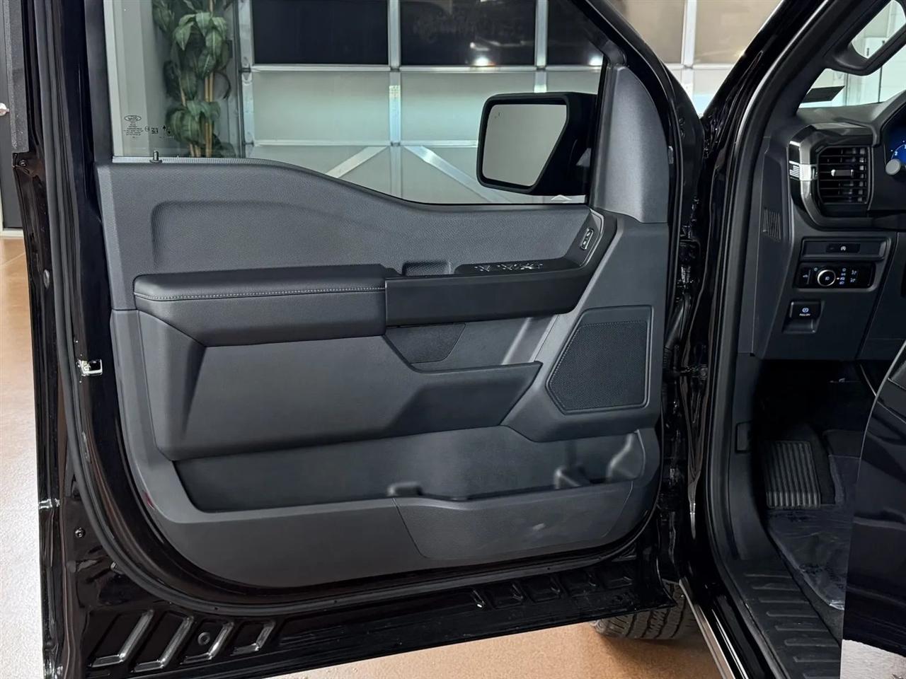 Ford F-150 STX SuperCrew 4WD 2025