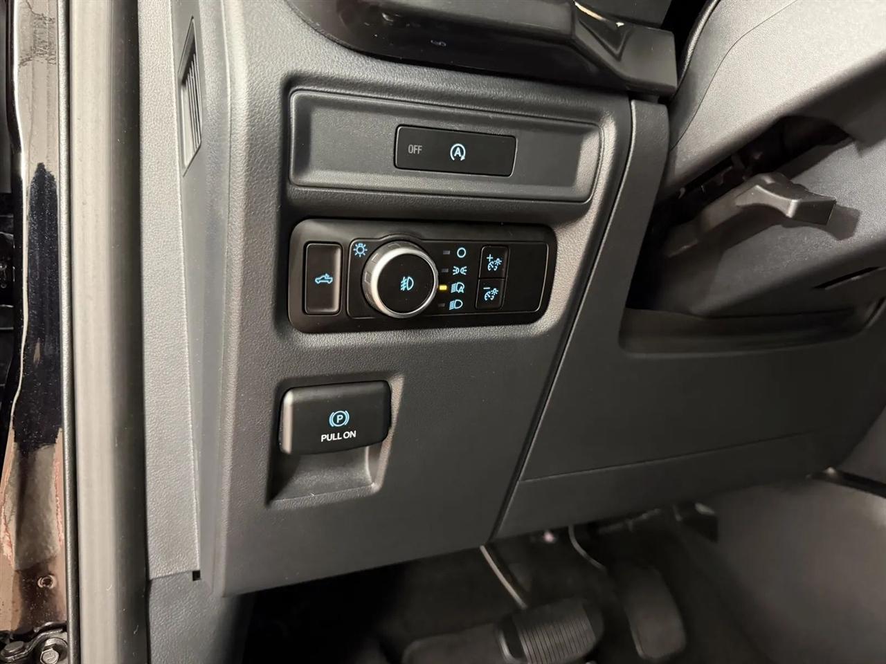 Ford F-150 STX SuperCrew 4WD 2025