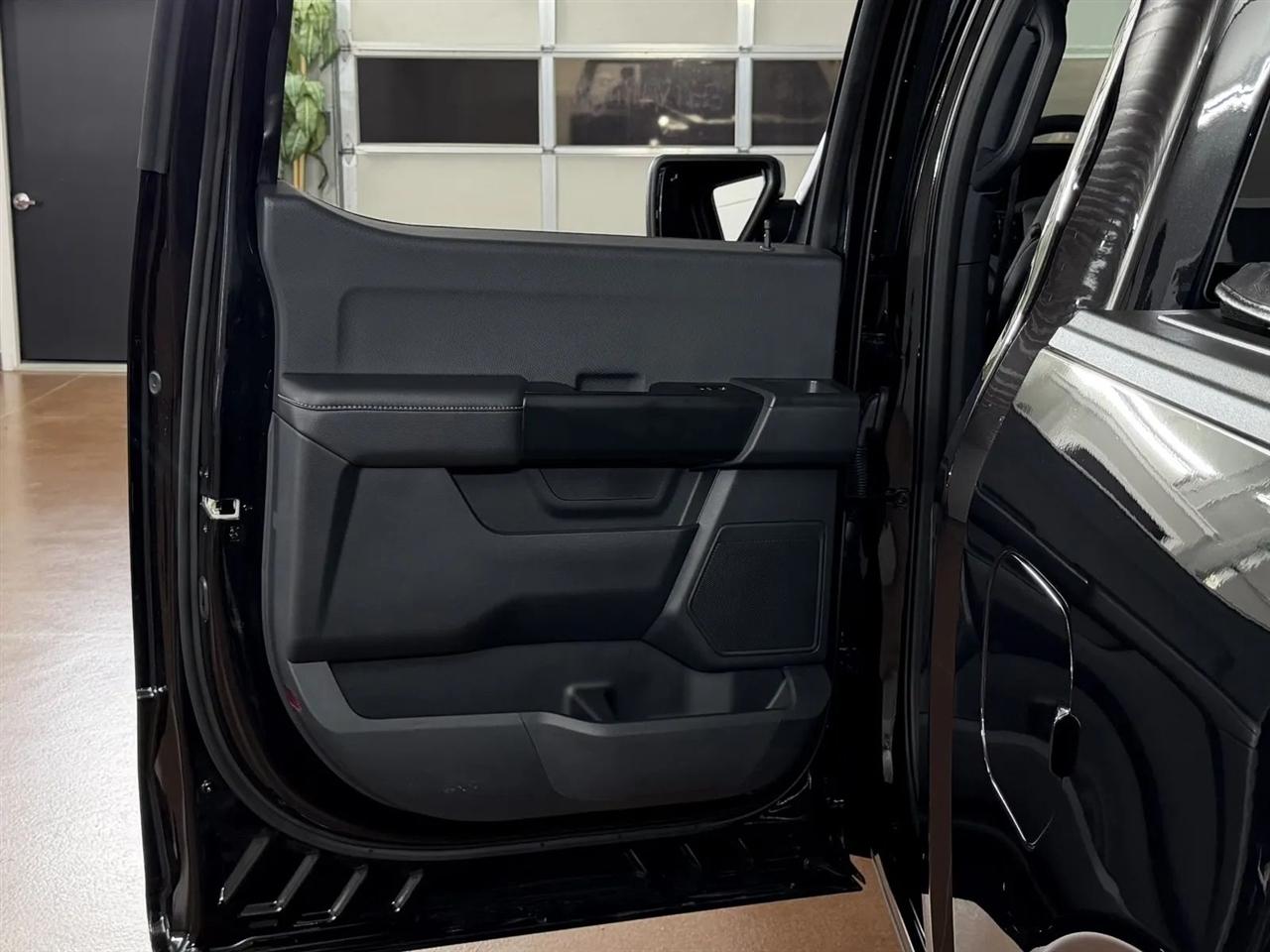 Ford F-150 STX SuperCrew 4WD 2025