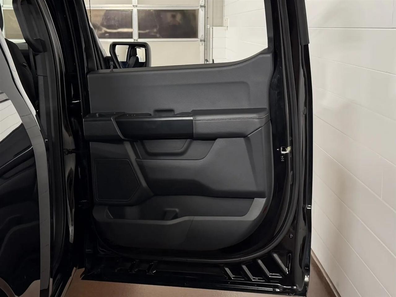 Ford F-150 STX SuperCrew 4WD 2025