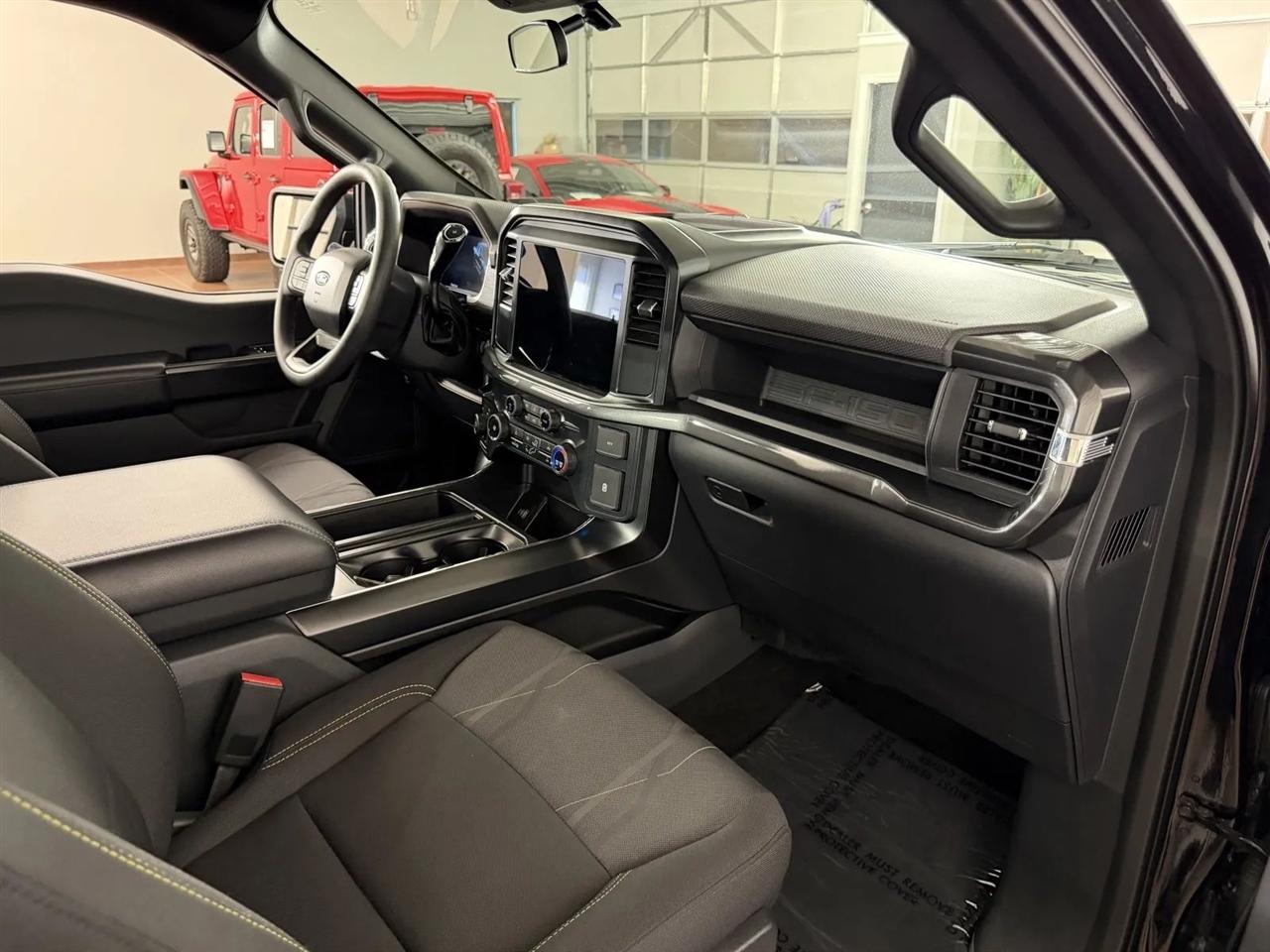 Ford F-150 STX SuperCrew 4WD 2025