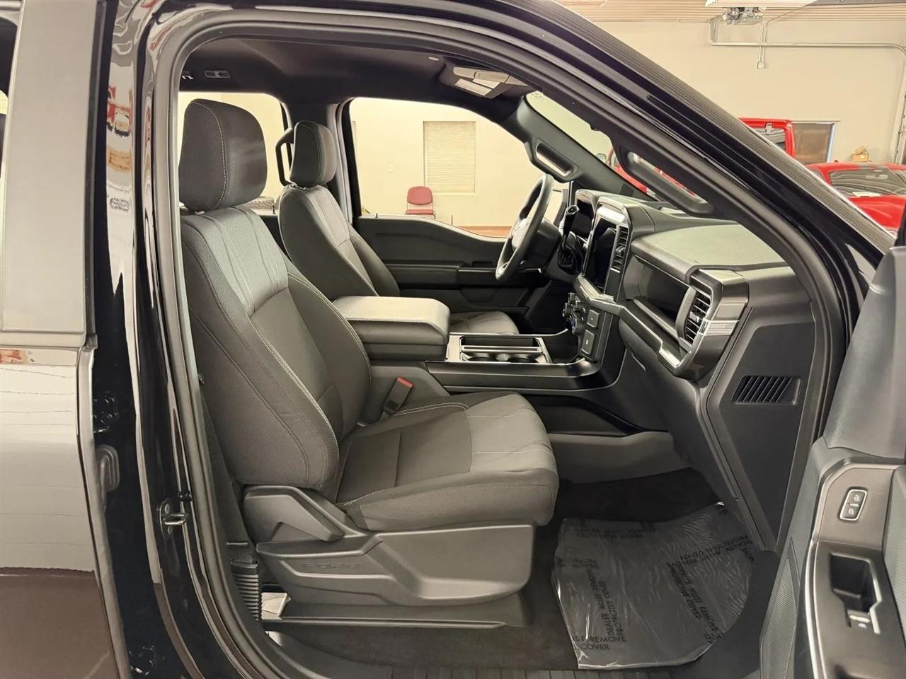 Ford F-150 STX SuperCrew 4WD 2025
