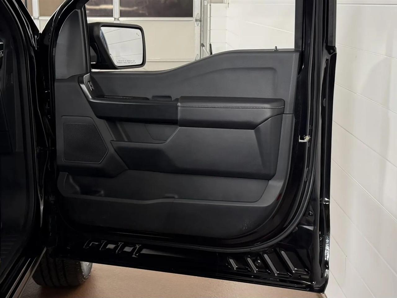 Ford F-150 STX SuperCrew 4WD 2025