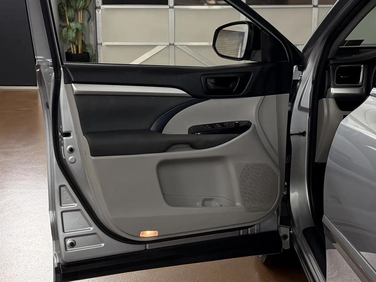 Toyota Highlander LE AWD V6 2016