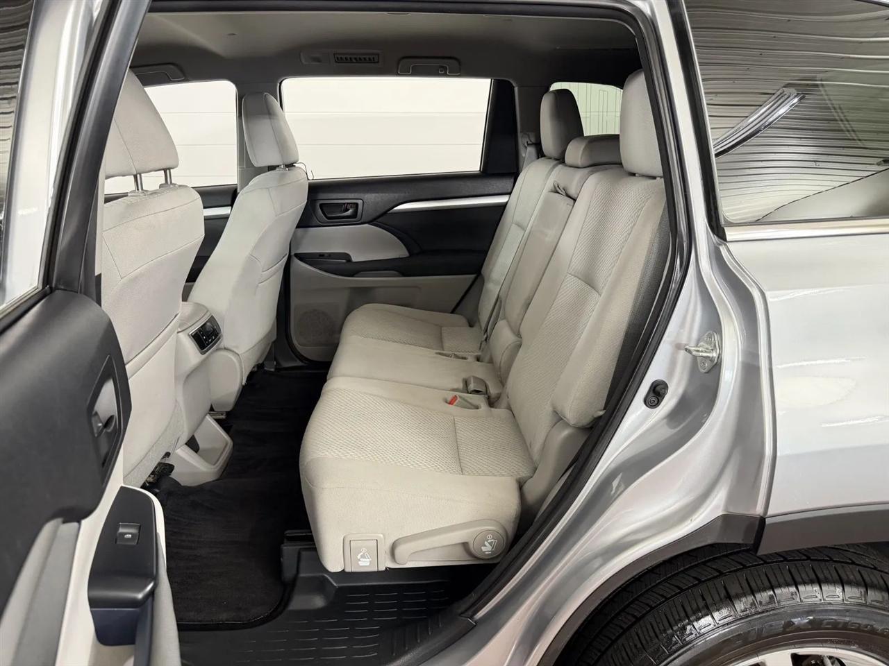 Toyota Highlander LE AWD V6 2016