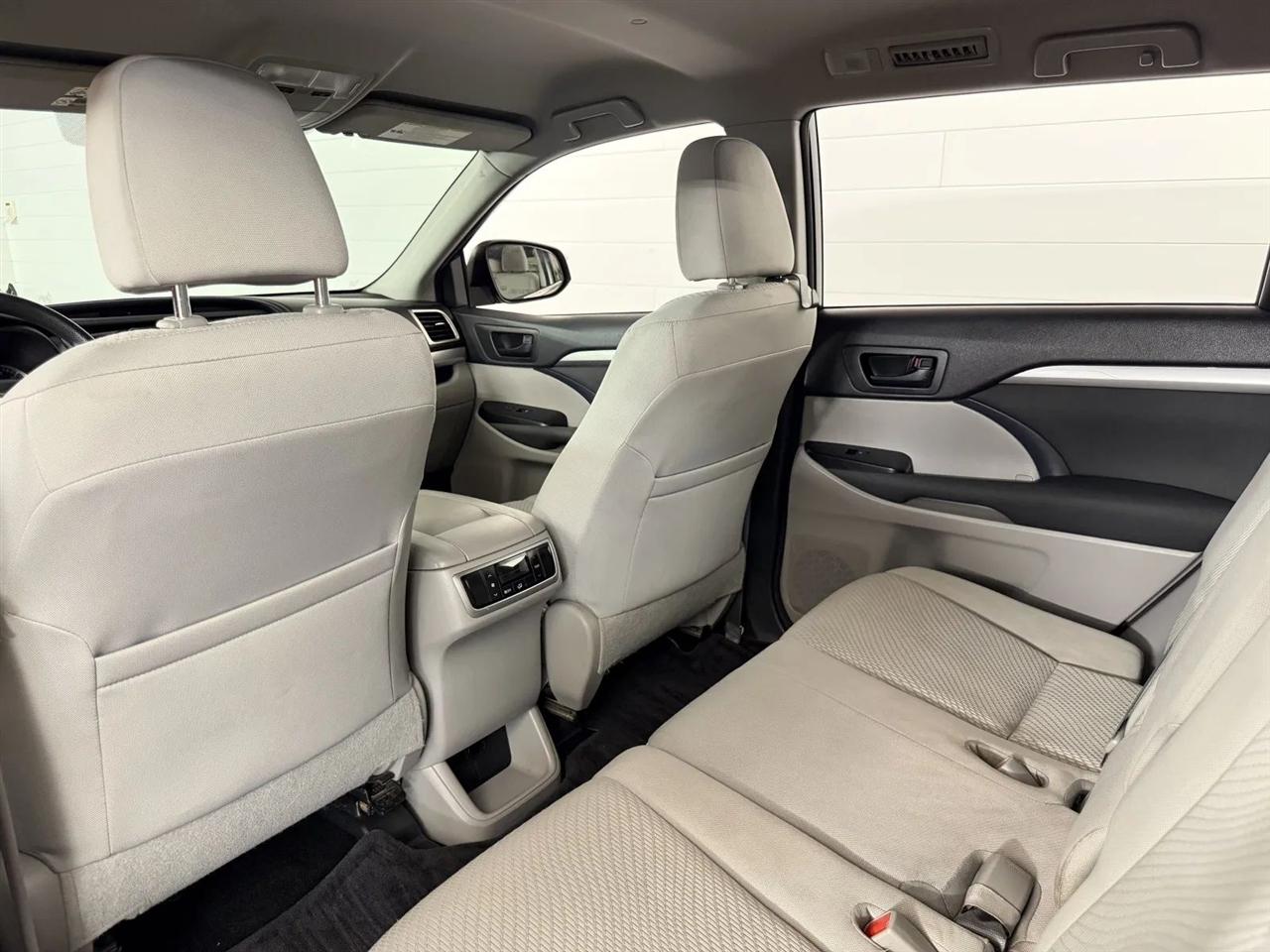 Toyota Highlander LE AWD V6 2016