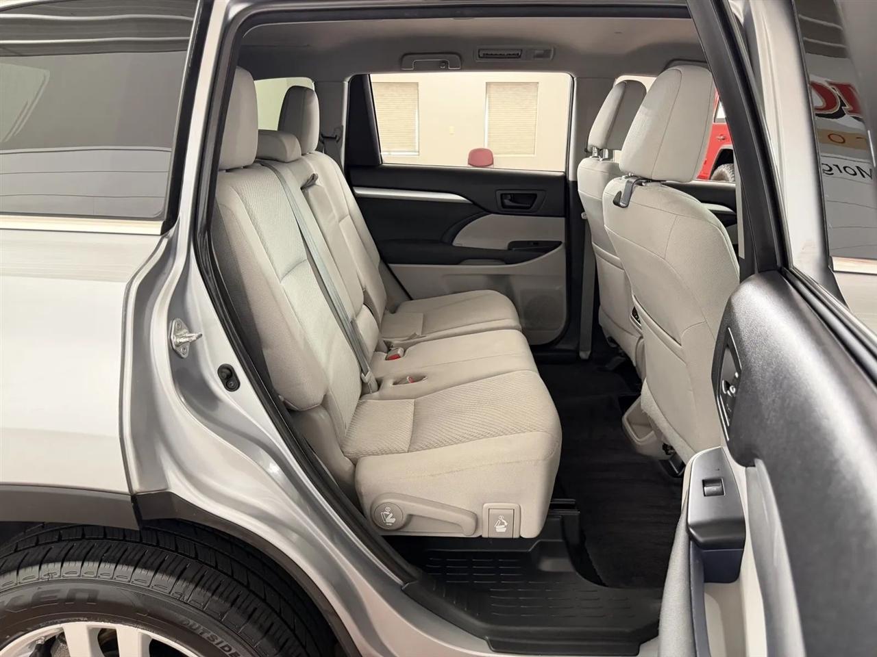 Toyota Highlander LE AWD V6 2016