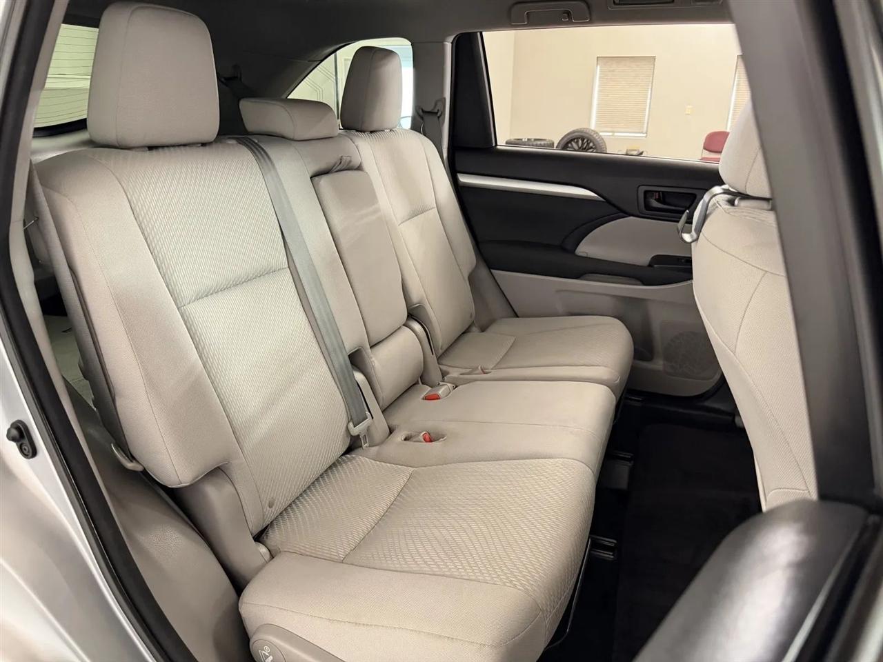 Toyota Highlander LE AWD V6 2016