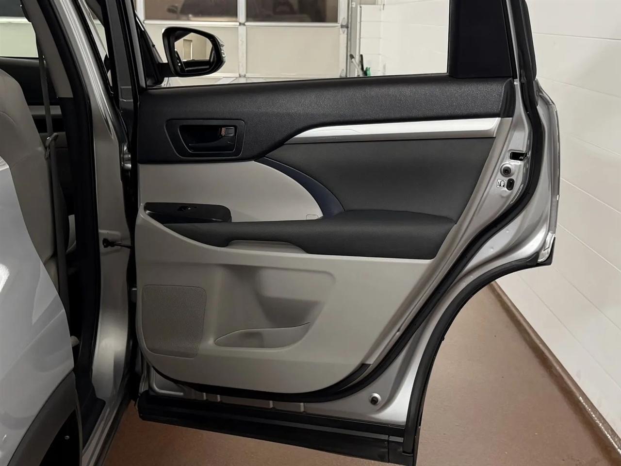 Toyota Highlander LE AWD V6 2016