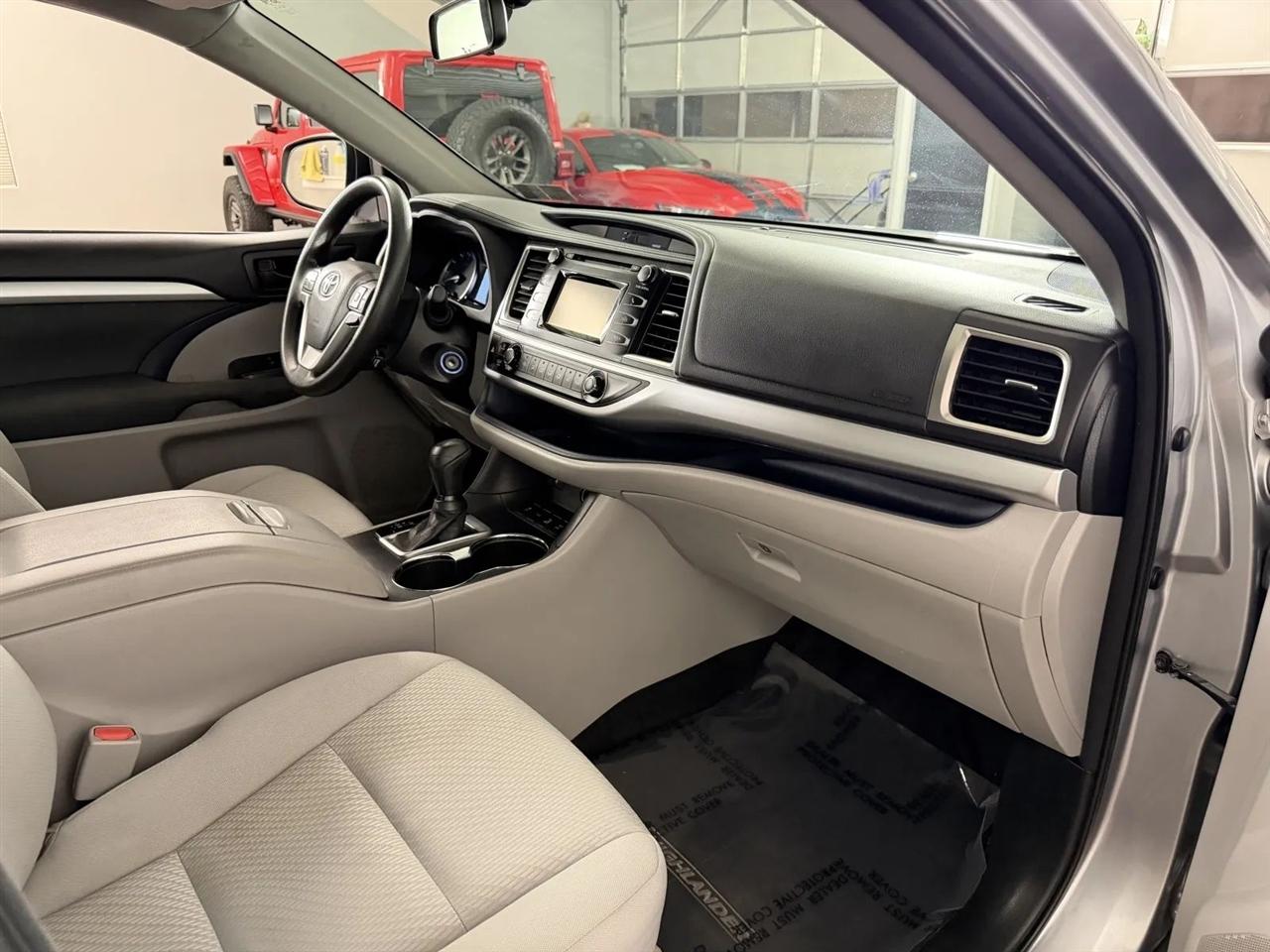 Toyota Highlander LE AWD V6 2016