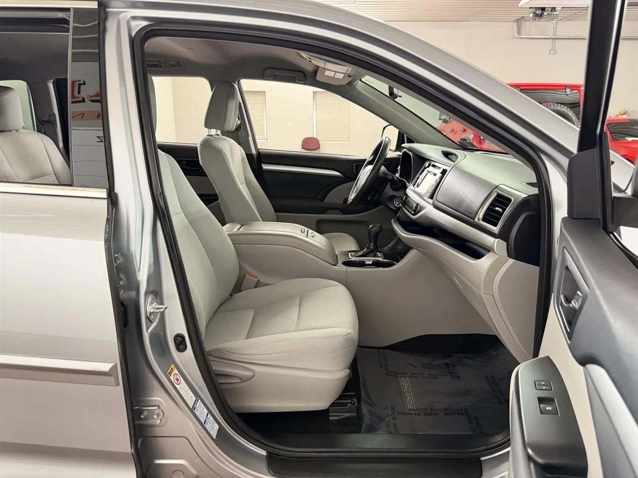 Toyota Highlander LE AWD V6 2016