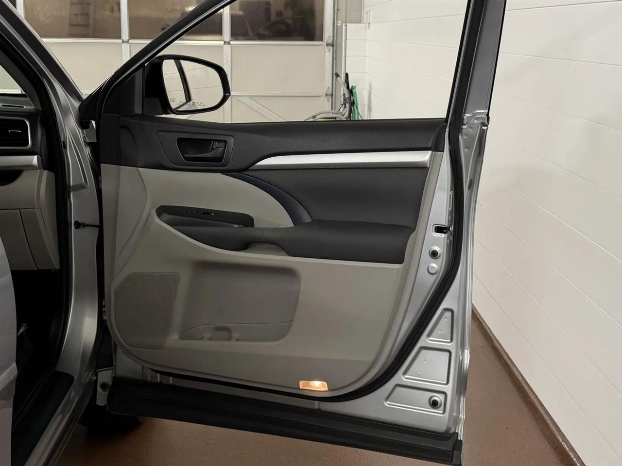 Toyota Highlander LE AWD V6 2016