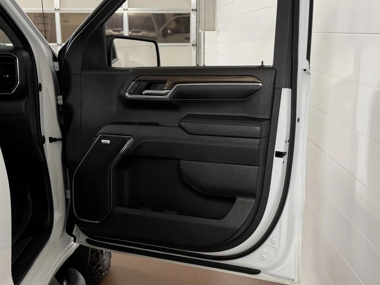 Chevrolet Silverado 1500 Trail Boss LT Crew Cab 4WD 2023