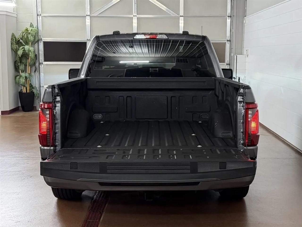 Ford F-150 XL 2WD 2024