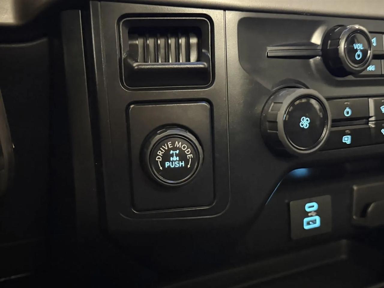Ford F-150 XL 2WD 2024