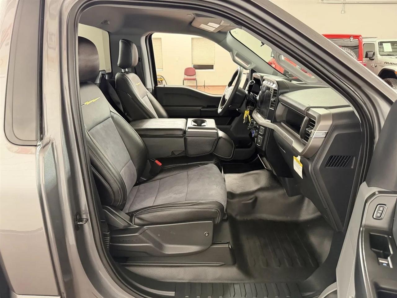 Ford F-150 XL 2WD 2024