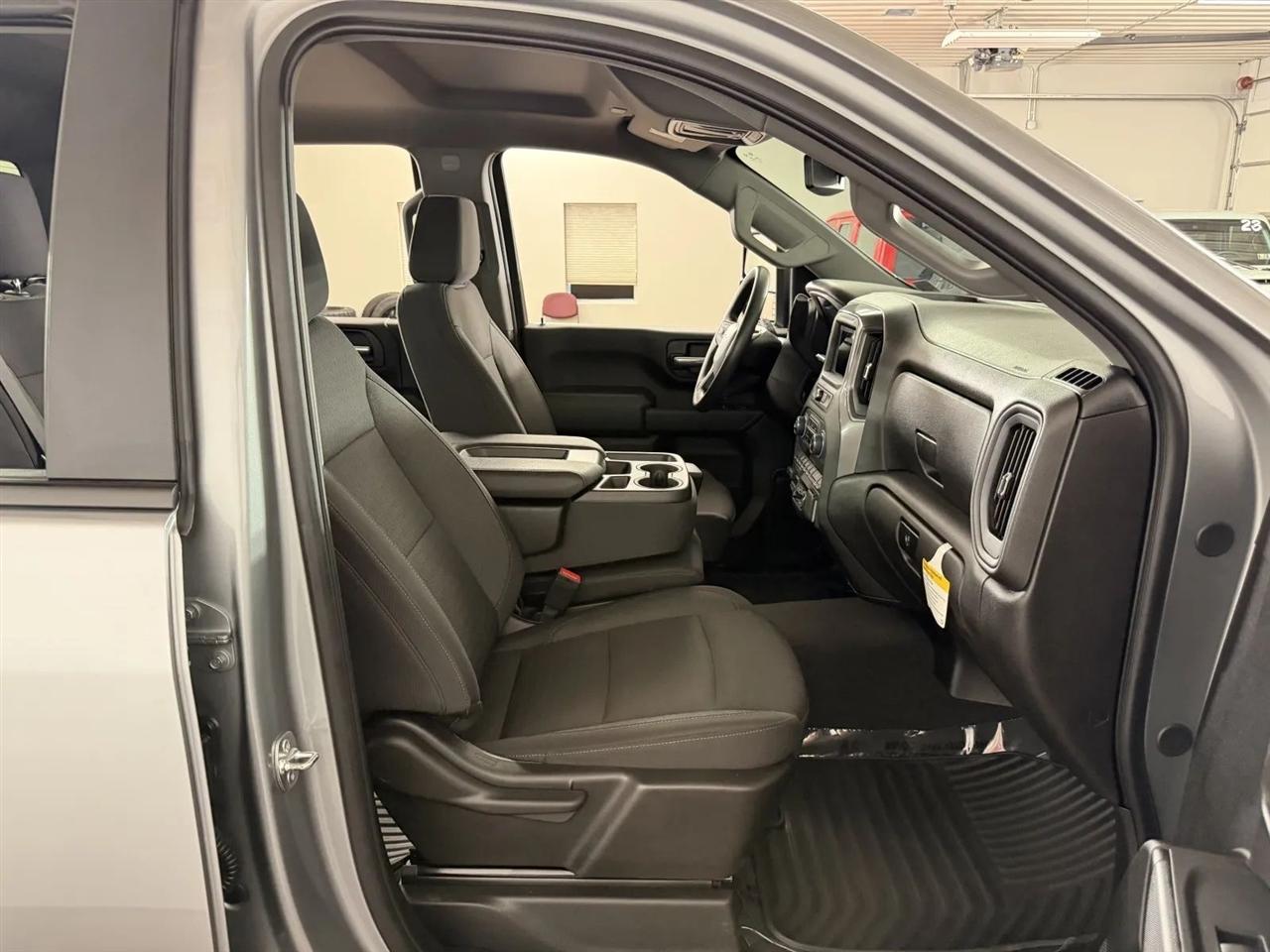 Chevrolet Silverado 2500HD Custom Crew Cab Long Box 4WD 2025