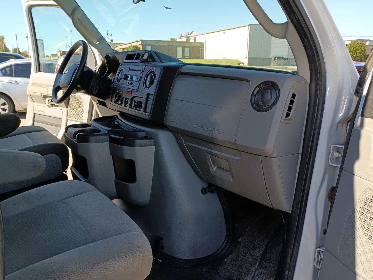 Ford Econoline E-350 Super Duty Extended 2014