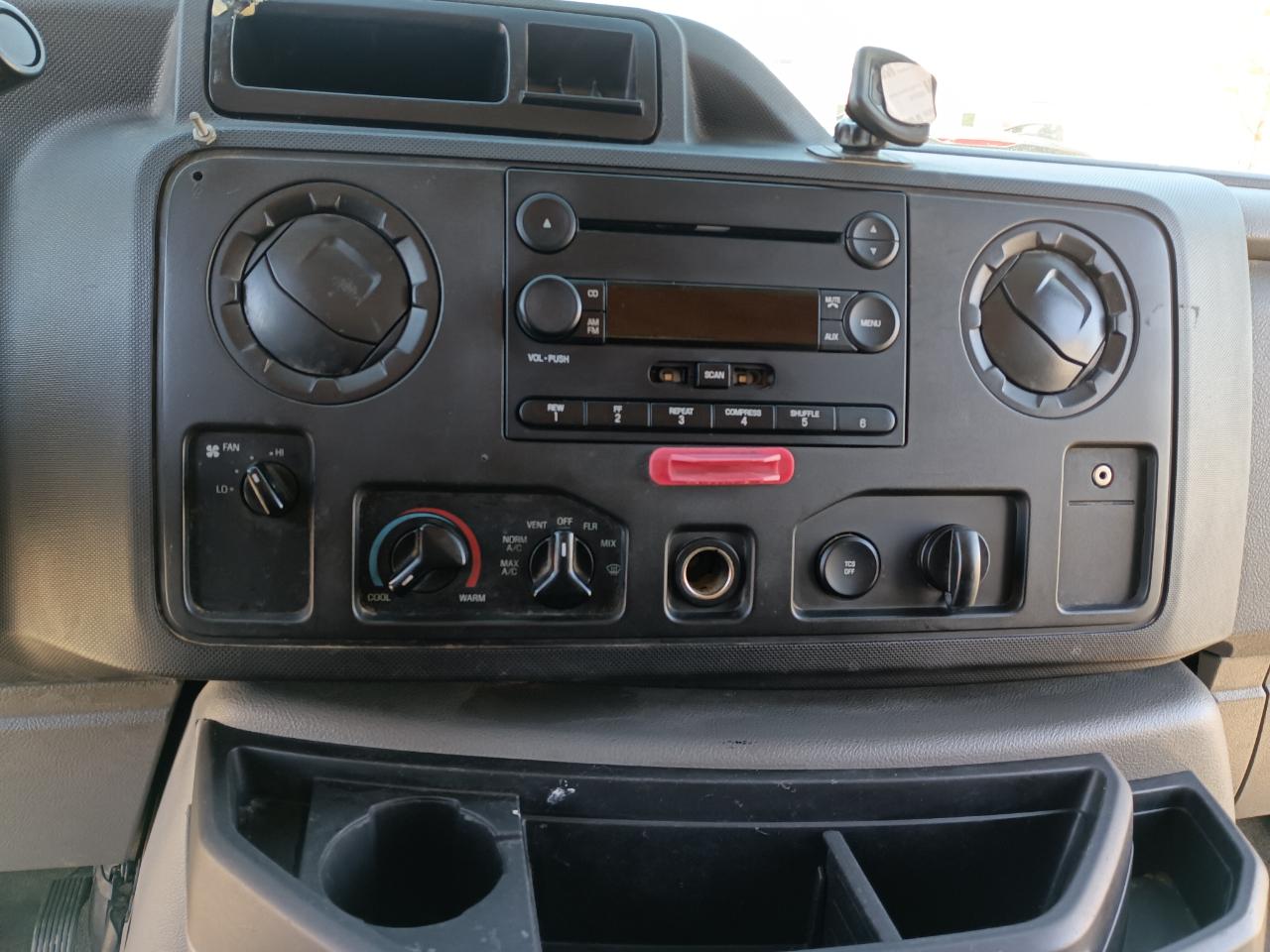 Ford Econoline E-350 Super Duty Extended 2014