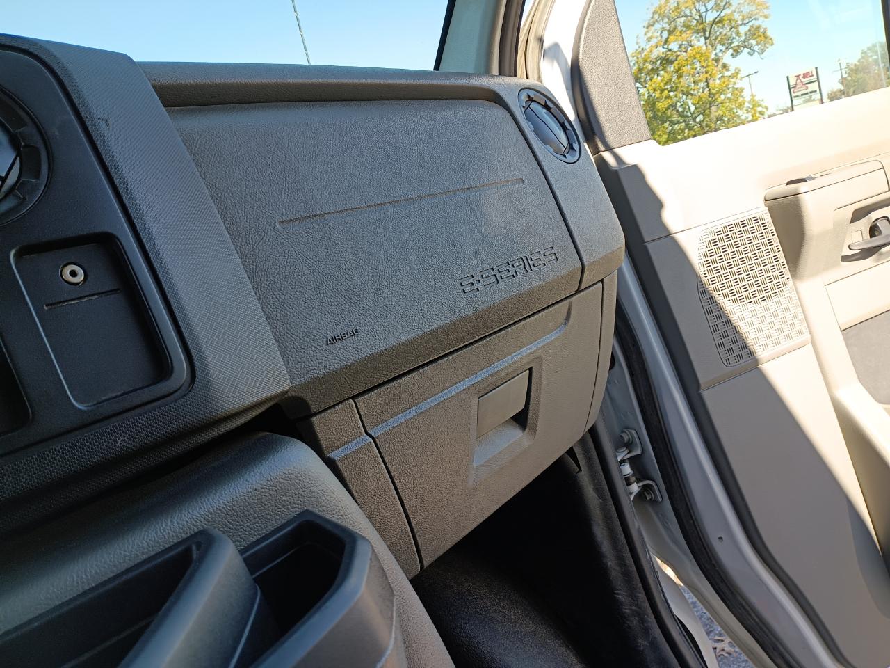 Ford Econoline E-350 Super Duty Extended 2014