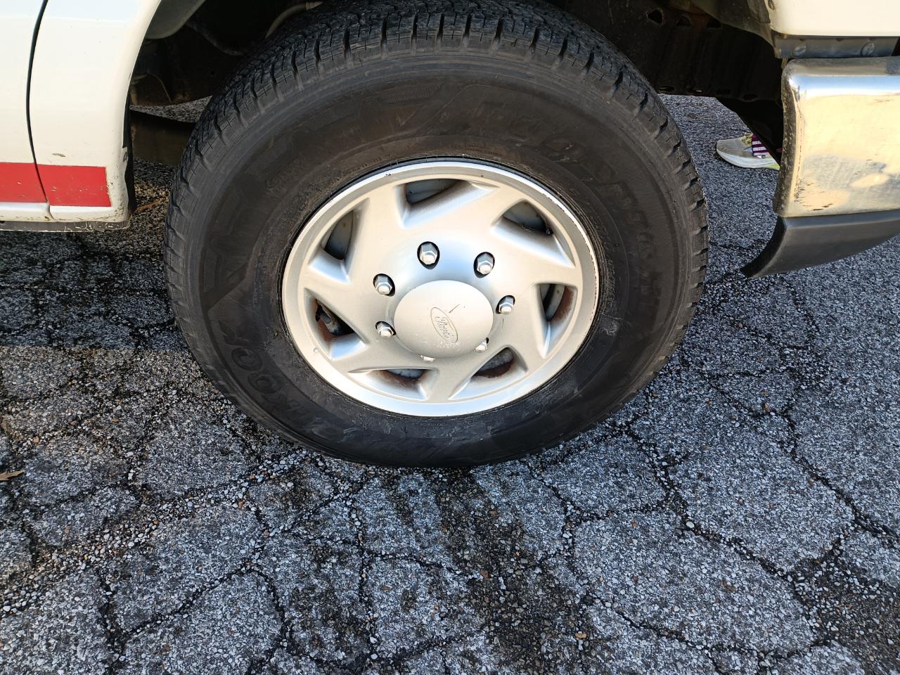 Ford Econoline E-350 Super Duty Extended 2014