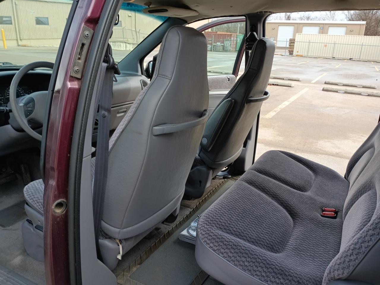 Dodge Caravan SE 2000