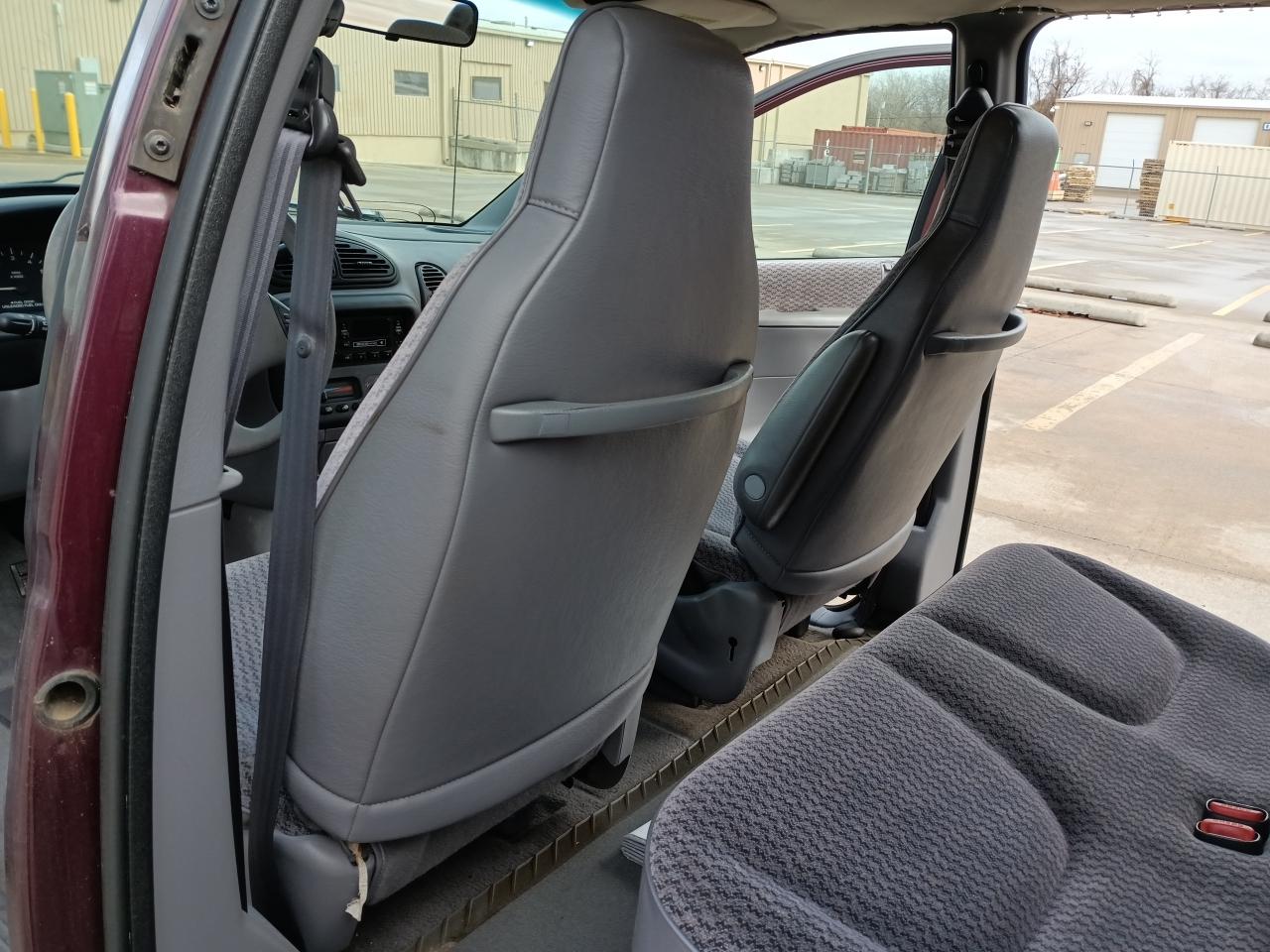 Dodge Caravan SE 2000