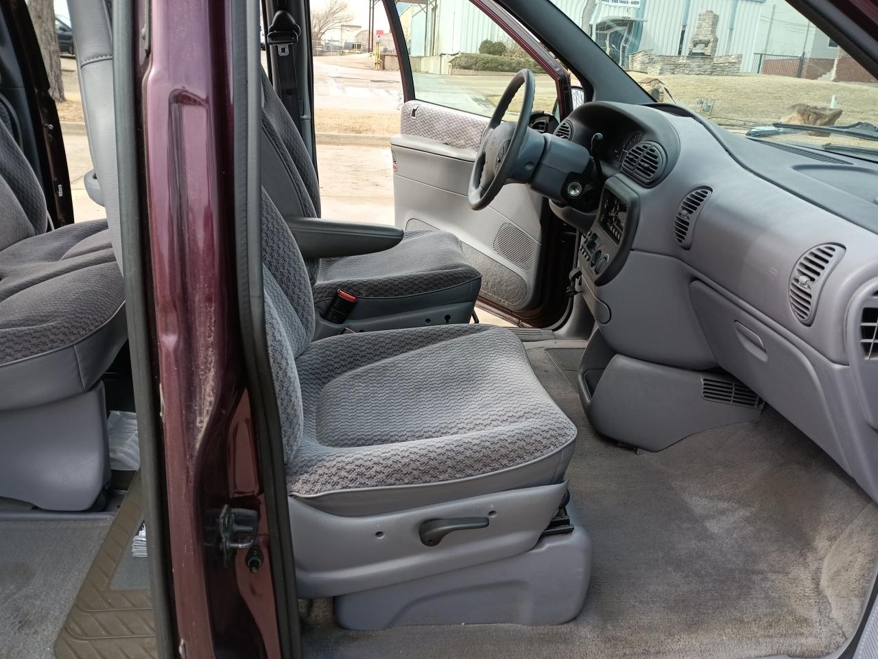 Dodge Caravan SE 2000