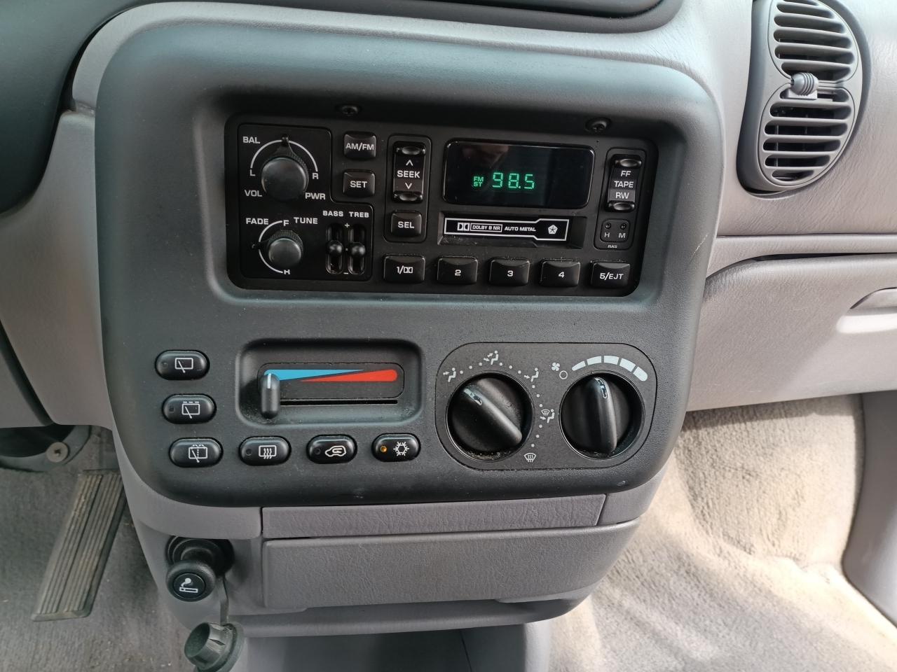 Dodge Caravan SE 2000