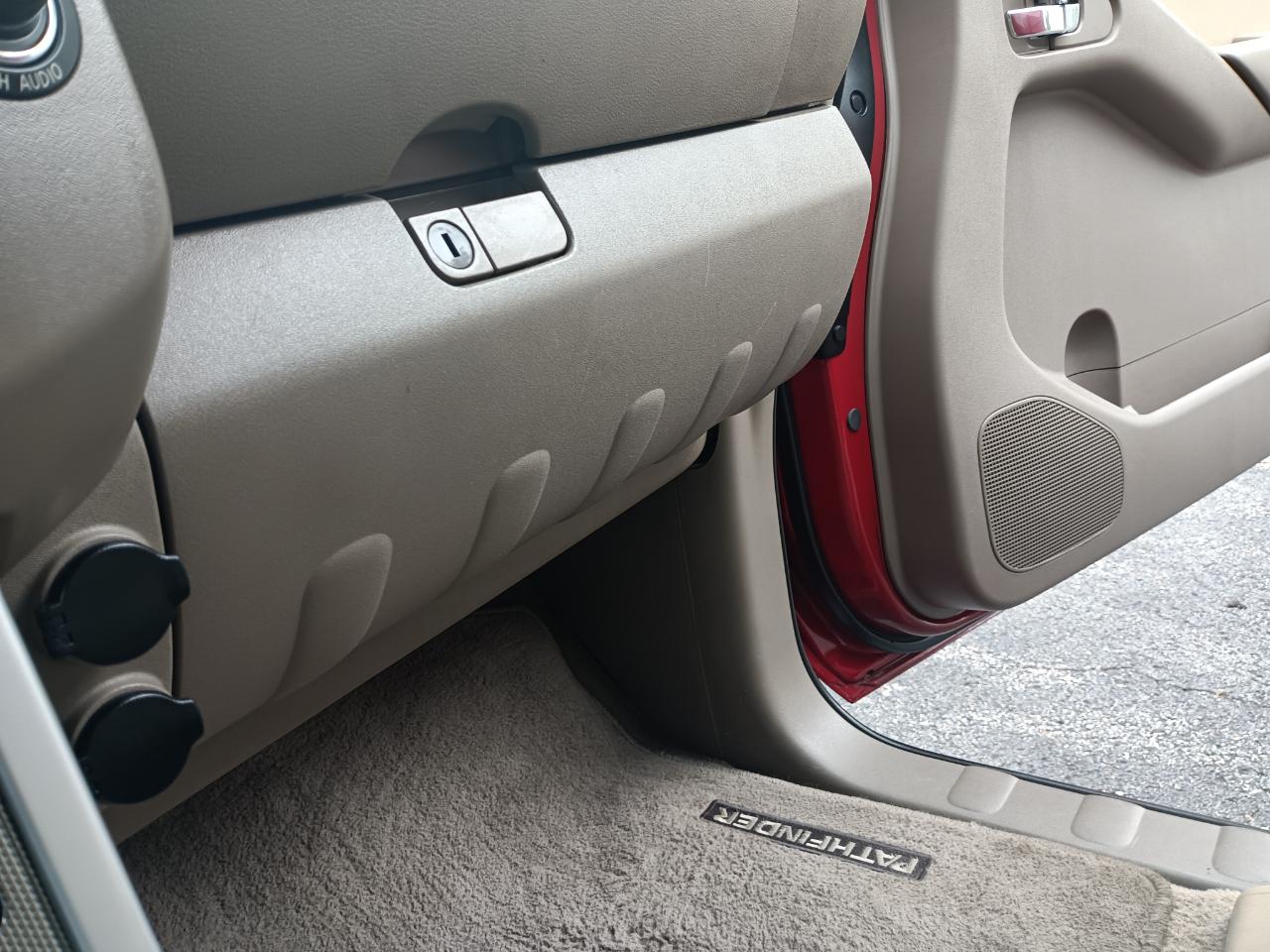 Nissan Pathfinder SE 4WD 2009