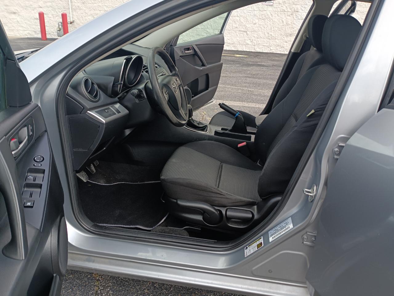 Mazda MAZDA3 i Sport 4-Door 2013