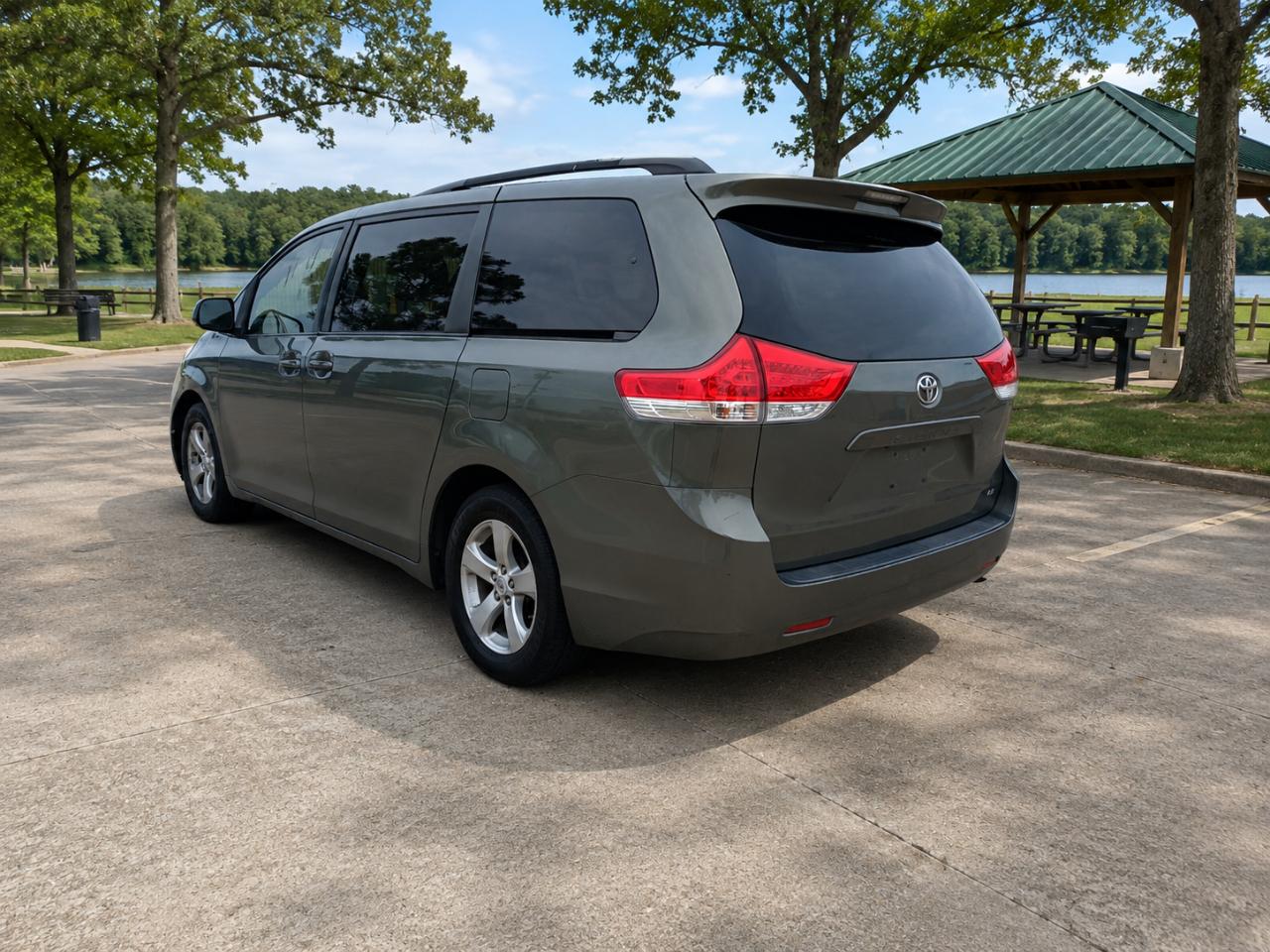 Toyota Sienna LE 8-Pass V6 2011