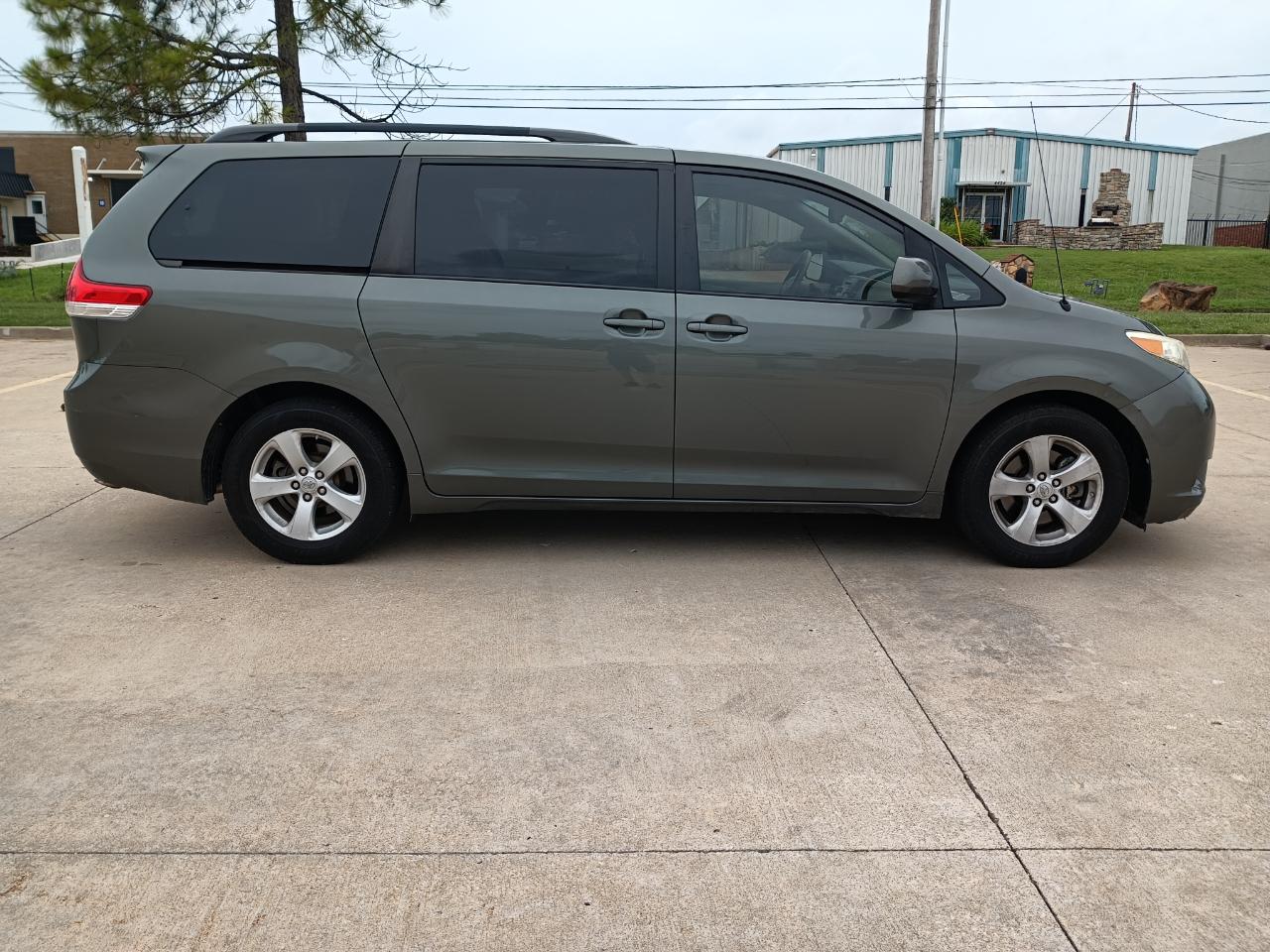 Toyota Sienna LE 8-Pass V6 2011