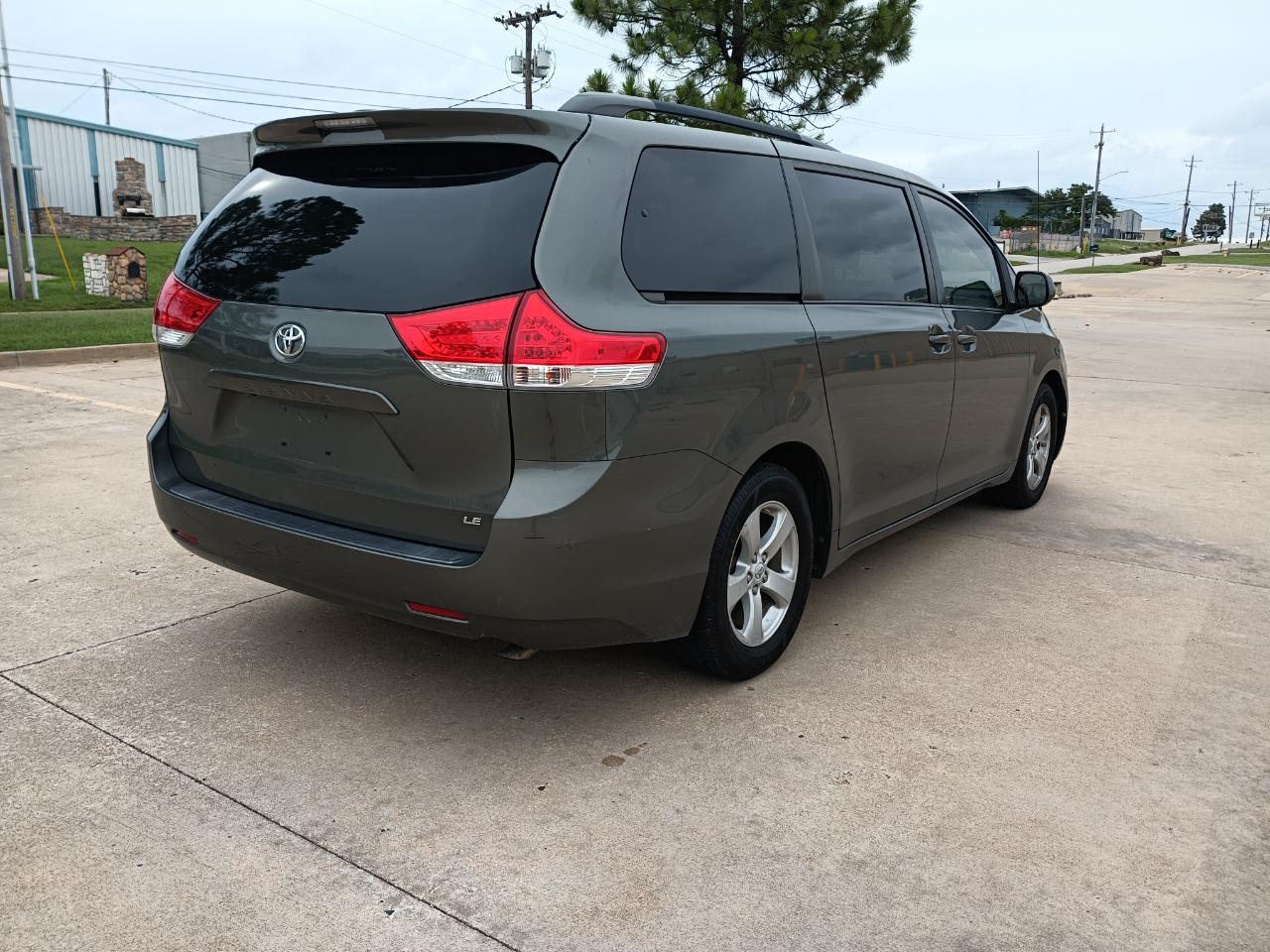 Toyota Sienna LE 8-Pass V6 2011