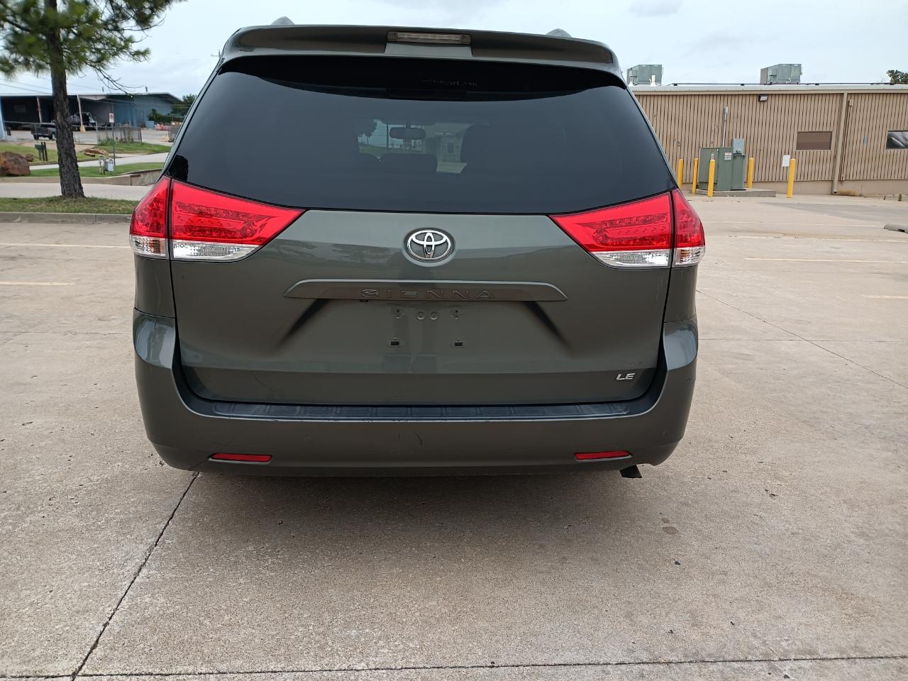 Toyota Sienna LE 8-Pass V6 2011