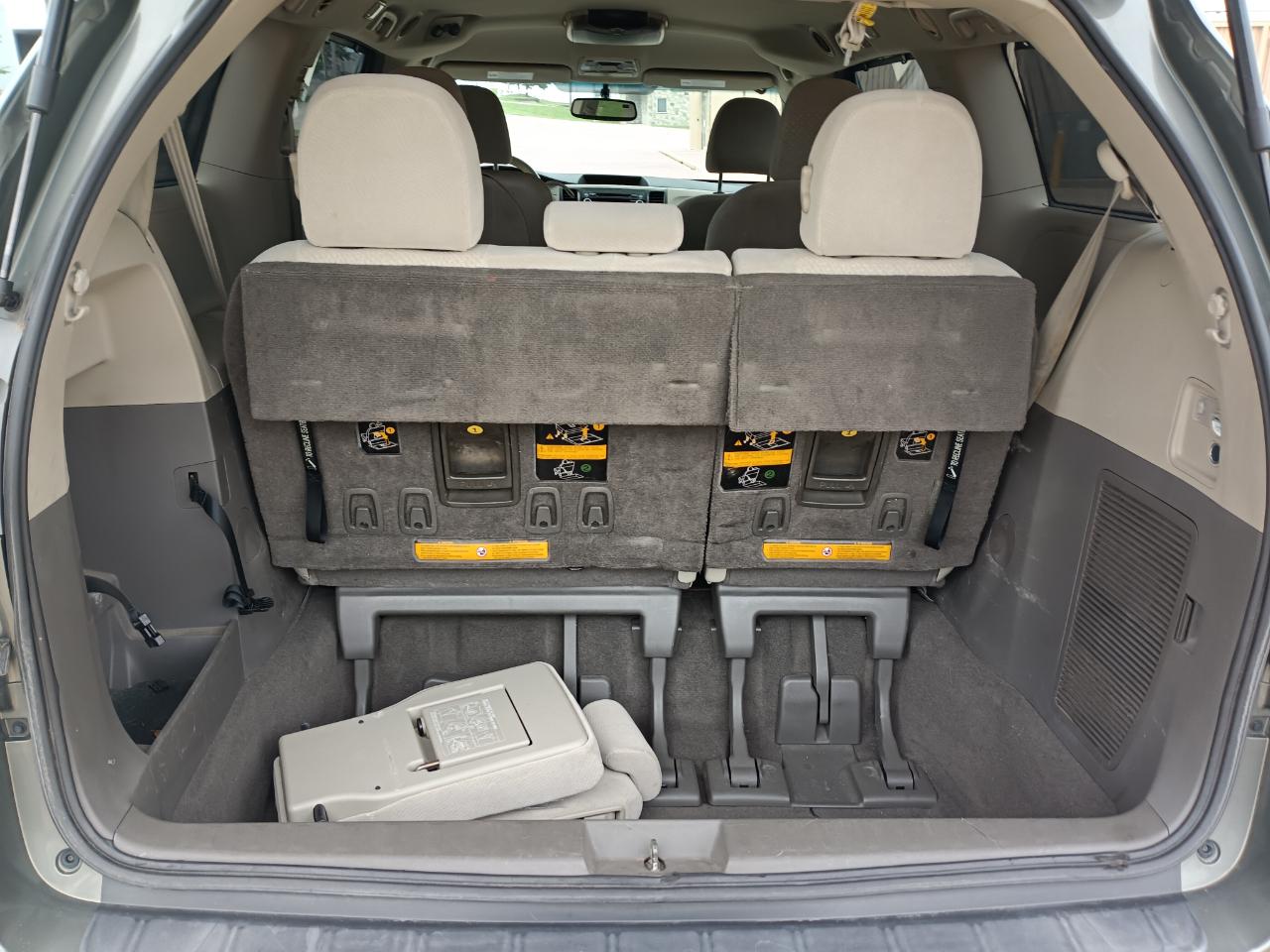Toyota Sienna LE 8-Pass V6 2011