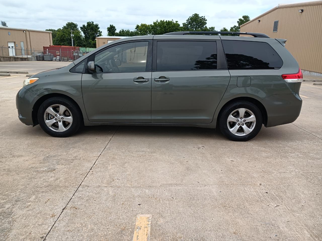 Toyota Sienna LE 8-Pass V6 2011