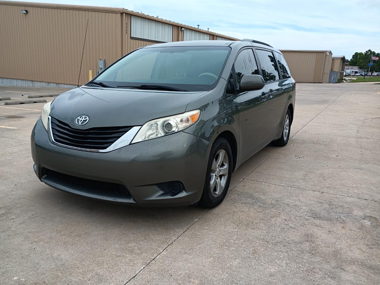Toyota Sienna LE 8-Pass V6 2011