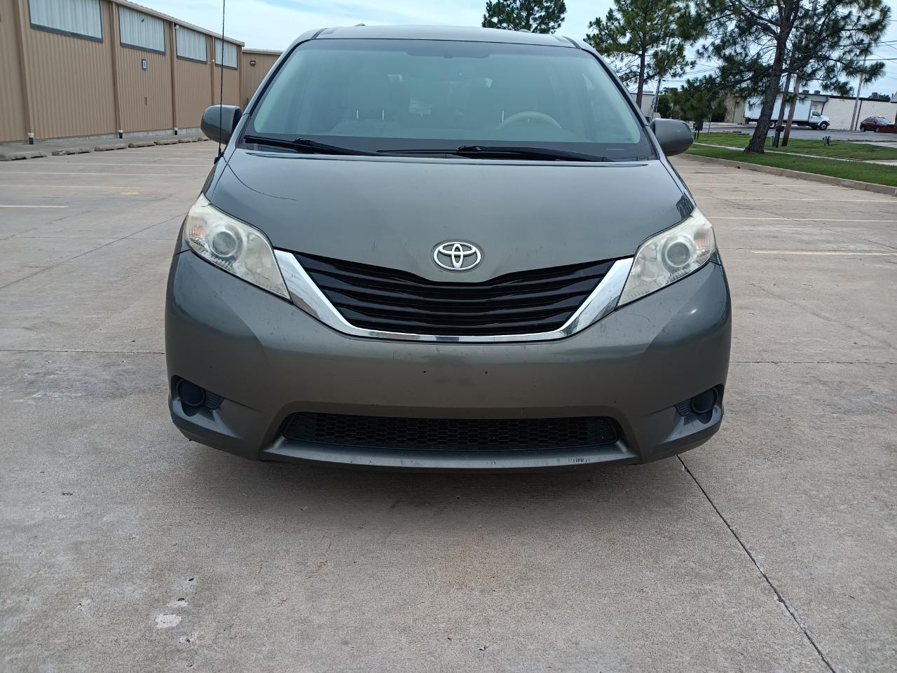 Toyota Sienna LE 8-Pass V6 2011