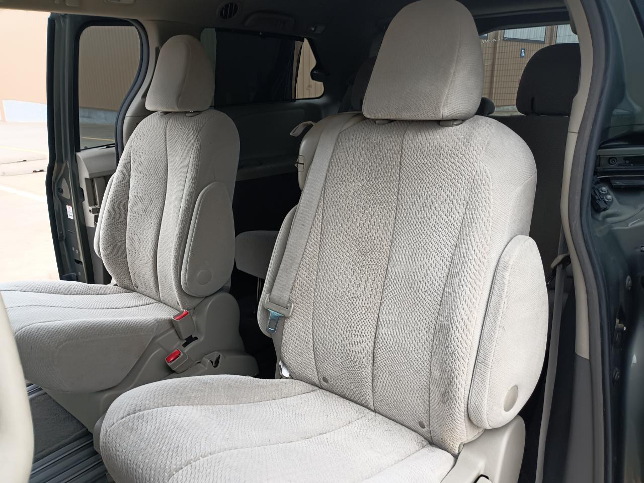 Toyota Sienna LE 8-Pass V6 2011